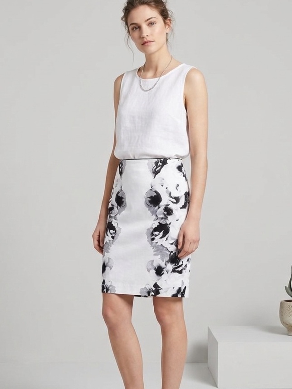 Le Chateau Vintage Floral Black and White Pencil Mini Skirt, women's size 8